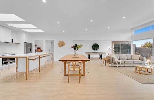 Rosebud House | The Family Beachside Escape HOUSE & GUEST HOUSE by Ready Set Stay- Pool, Linen