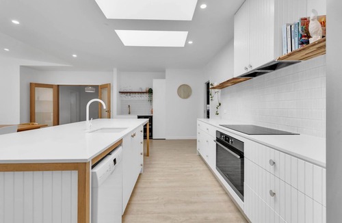 Rosebud House | The Family Beachside Escape by Ready Set Stay- HOUSE - pool, full linen