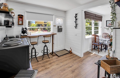 Raymond Island Cottage | The Fishermans Cottage:Delightful Stone cottage situated on McMillan Straight