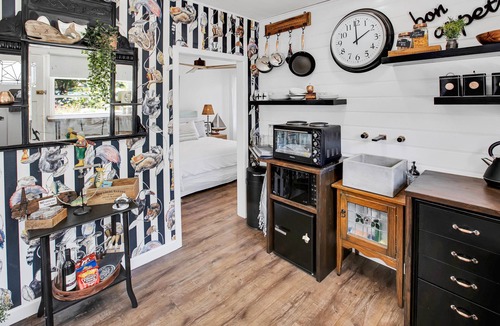 Raymond Island Cottage | The Fishermans Cottage:Delightful Stone cottage situated on McMillan Straight