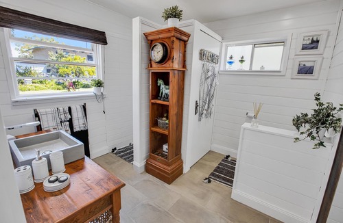Raymond Island Cottage | The Fishermans Cottage:Delightful Stone cottage situated on McMillan Straight
