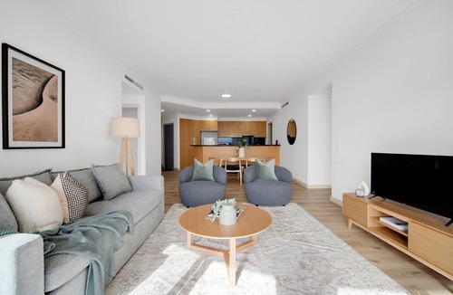 South Yarra Apartment | The Lookout - City and Rivers Views - by Ready Set Stay