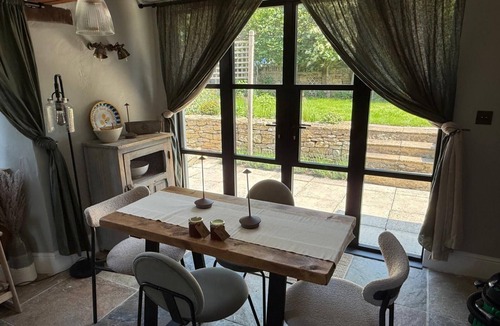 Kingham Cottage | THE LOST RADISH - Cosy and romantic Cotswold cottage with private garden
