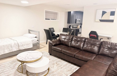 Southeast Calgary Apartment | The Luxe Haven - Stylish 2BR | 2BA Retreat Comfort Privacy Perfect Location