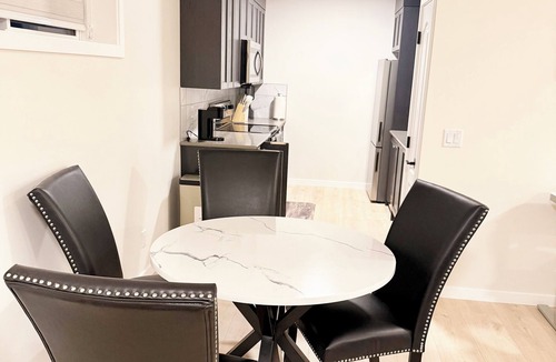 Southeast Calgary Apartment | The Luxe Haven - Stylish 2BR | 2BA Retreat Comfort Privacy Perfect Location