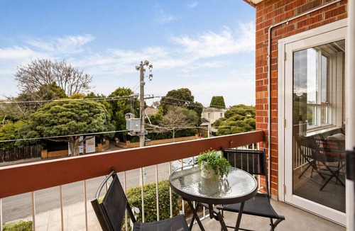 St. Kilda East Apartment | The Meadow Gardens Oasis