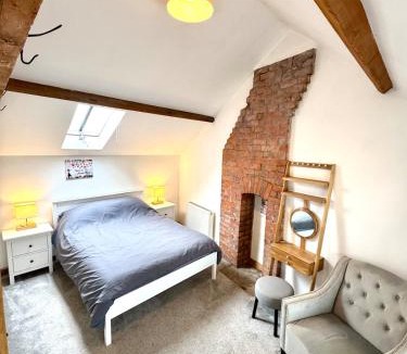 Thornbury House | The Old BlackSmiths -5 min from M5, J14