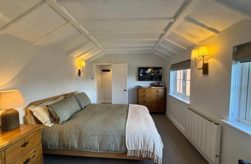 Astwood Bank Apartment | The Old Coach House - A beautifully renovated detached coach house in the centre of Astwood Bank
