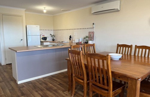 Bookpurnong House | The Palms - Loxton Accommodation, South Australia 4 bedroom 2 bathroom home.