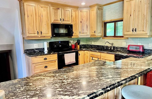Fife Lake House | 🌊 The Pondhouse | Private Pond Hot Tub Nature Escape ➠ 13045