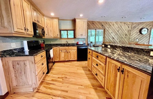 Fife Lake House | 🌊 The Pondhouse | Private Pond Hot Tub Nature Escape ➠ 13045