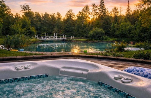 Fife Lake House | 🌊 The Pondhouse | Private Pond Hot Tub Nature Escape ➠ 13045