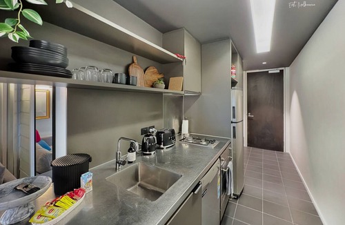 East Melbourne Apartment | The Powlett by Ready Set Stay - East Melbourne