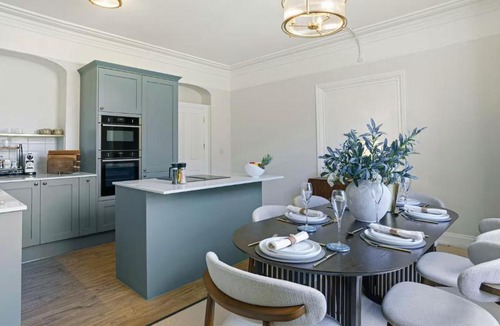 Tetbury Apartment | The Residence - Grand 3 Bed apartment, Garden, Parking