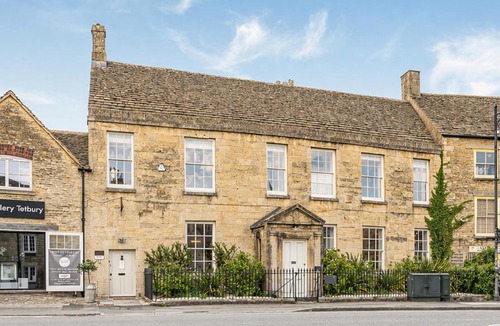 Tetbury Apartment | The Residence - Grand 3 Bed apartment, Garden, Parking