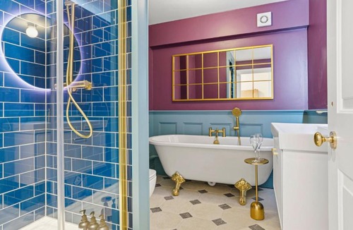 Tetbury Apartment | The Residence - Grand 3 Bed apartment, Garden, Parking