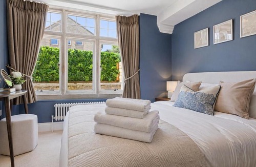 Tetbury Apartment | The Residence - Grand 3 Bed apartment, Garden, Parking