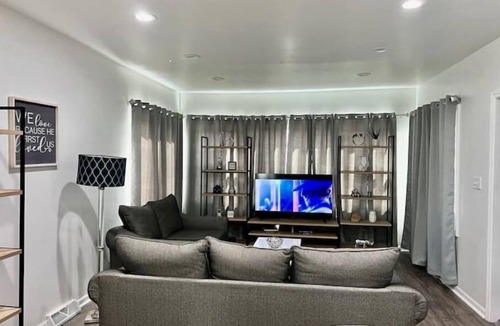 East Chicago House | 𝙏𝙃𝙀 🅡🅔🅖🅘🅞🅝 𝓡𝙚𝙩𝙧𝙚𝙖𝙩 ✺4ʙᴇᴅʀᴏᴏᴍ ʜᴏᴍᴇ 𝓃𝑒𝒶𝓇 ℂℍ𝕀ℂ𝔸𝔾𝕆