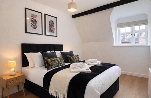 City Centre Apartment | The Roost - 2BR Apartment, Heart of Town, Sleeps 5