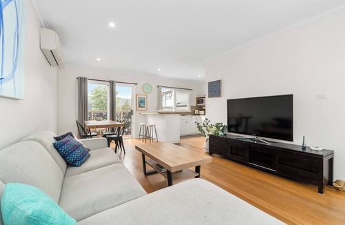 Rosebud House | The Shamrock - 700m to the Beach