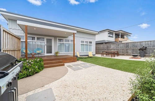 Rosebud House | The Shamrock - 700m to the Beach