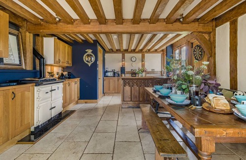 Halesowen Cottage | The Timber House - sleeps 8 guests in 4 bedrooms