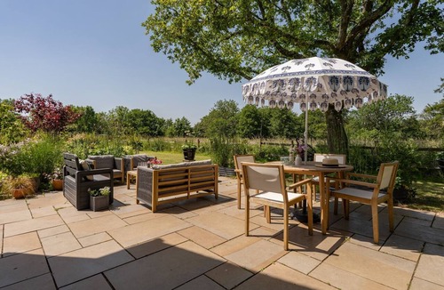 Halesowen Cottage | The Timber House - sleeps 8 guests in 4 bedrooms