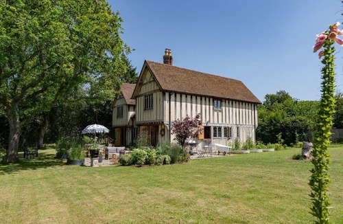 Halesowen Cottage | The Timber House - sleeps 8 guests in 4 bedrooms