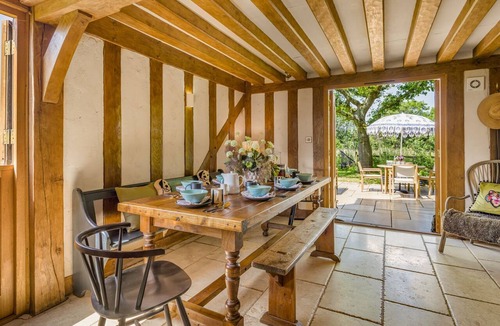 Halesowen Cottage | The Timber House - sleeps 8 guests in 4 bedrooms