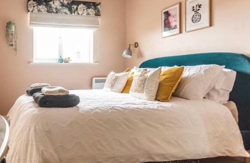 Warwick Apartment | The Wharf - Luxury Apartment in Warwick sleeps 4 with Free Parking - close to Canal-Side pub - perfect for friends & family breaks, the races or work stays