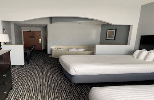 Houghton Lake Hotel | Three Units | Free Breakfast | Direct Pool & Jacuzzi Access | Nearby Lake & Park