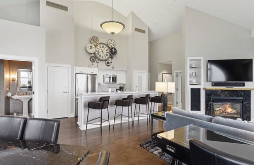 Bay Harbor Condo | Timeless 420: Lakeside 3BR condo in Bay Harbor, perfect for up to 6 guests.