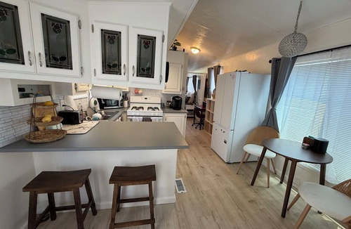 Thousand Oaks House | Tiny House Hideaway with Hot Tub and Fire Pit near CLU in Thousand Oaks