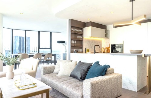 Melbourne Central Business District Apartment | Top CBD Skyline Luxury 3 Beds, 2 Baths Free Parking