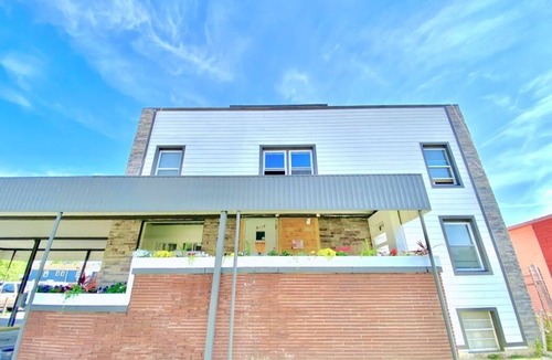 Lawrence Apartment | Top Floor Indy Suite