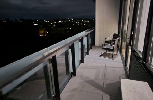 Kew Apartment | Top-Floor Retreat with Stunning River View Apt on Abbotsford with free parking