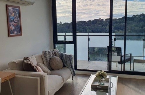 Kew Apartment | Top-Floor Retreat with Stunning River View Apt on Abbotsford with free parking