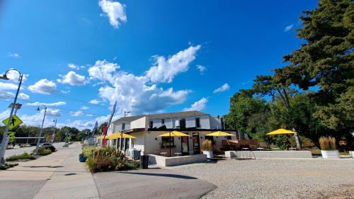 Union Pier House | Towering Oaks Cottage