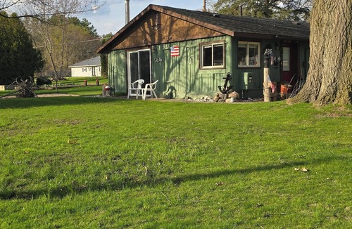 Sanford House | Tranquil 1-bedroom Cottageon Beautiful Sanford Lake!