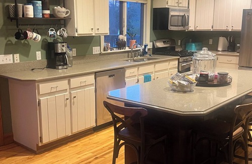 Port Austin Cabin | Tranquil 4-bdm log cabin in Port Austin, Private with a fishing pond & Hot tub