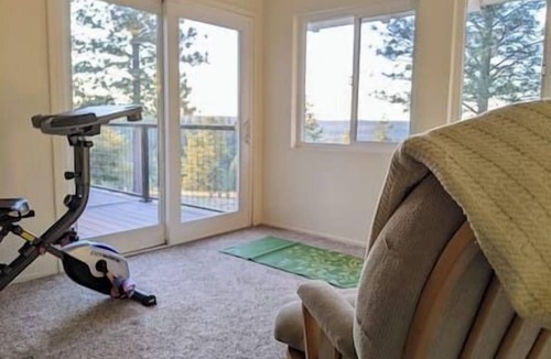 Volcano House | Tranquil Mountain retreat 180° Views, onsite hike, wildlife, games, near winery