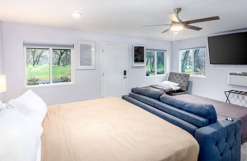 Kaweah House | Tranquil Riverfront Studio