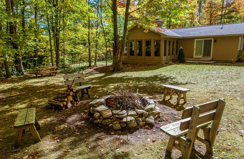 Baileys Harbor Cabin | Tranquil Roo Retreat: Walk to Kangaroo Lake beach