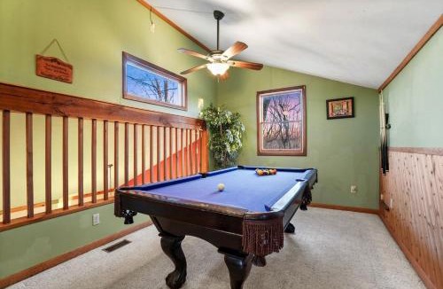 Amanda House | Tranquil Secluded Cabin with Private Deck, Hot-Tub, Pool Table and Views in Ohio