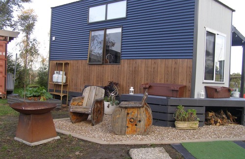 Nyora House | Tranquil Tiny Farm Stay,Loch ,Rail Trail , pit stop to Philip Island -Prom