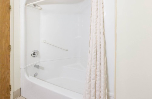 Romulus Hotel | Travelodge by Wyndham Romulus Detroit Airport