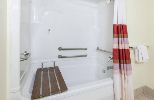 Romulus Hotel | Travelodge by Wyndham Romulus Detroit Airport