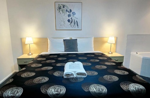 Cowes Hotel | Tropicana Motor Inn