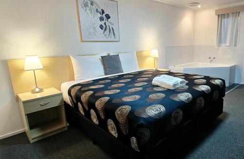 Cowes Hotel | Tropicana Motor Inn