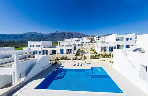 Paralia Kourna House | TSV 8, Modern 3 bedroom house close to the beach